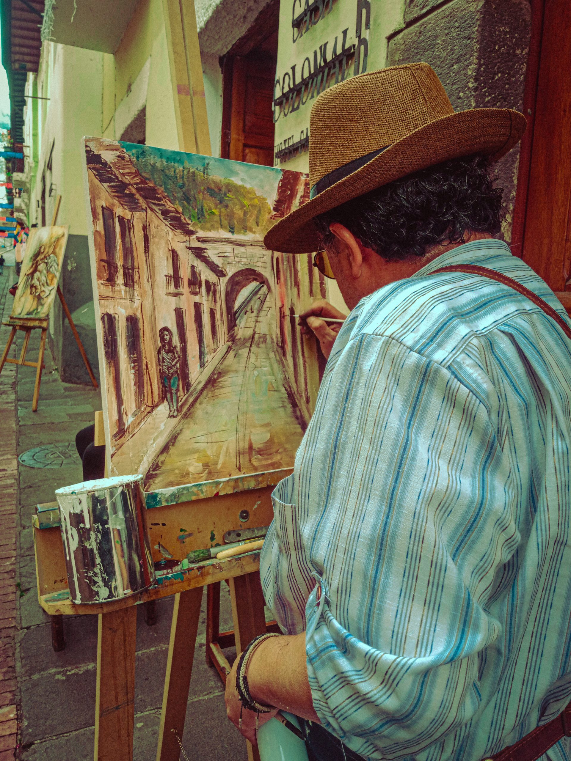 artista pintando